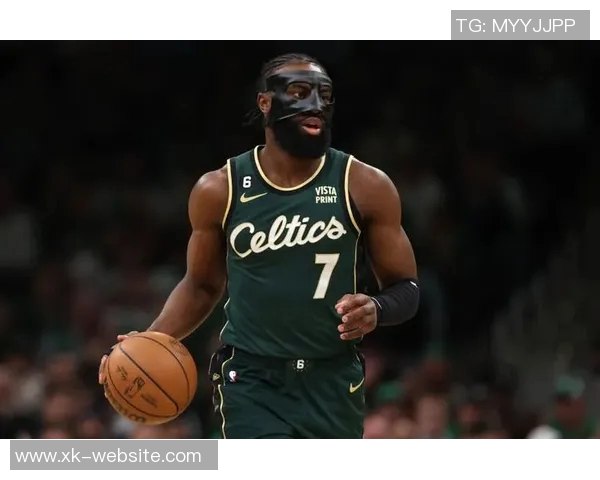 杰伦布朗三分球表现出色并为豪泽破纪录加油的精彩瞬间 杰伦布朗三分球表现出色并为豪泽破纪录加油的精彩瞬间